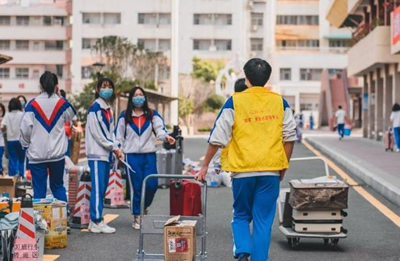 直击惠州高三、初三开学现场！学生分流测体温进校，一人一桌上课，饭堂设立隔离板