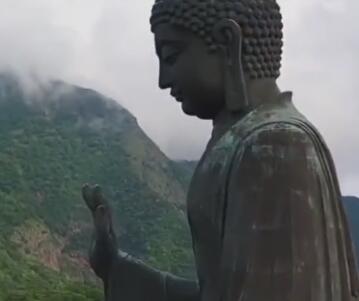 香港天坛大佛坐落于大屿山，乃全球最高的户外青铜大佛